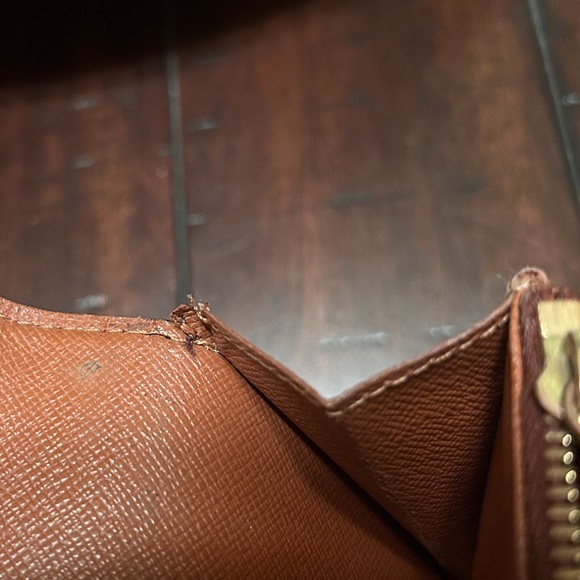 Authentic Louis Vuitton Monogram Portefeiulle Sarah long bifold wallet. - Picture 2 of 15